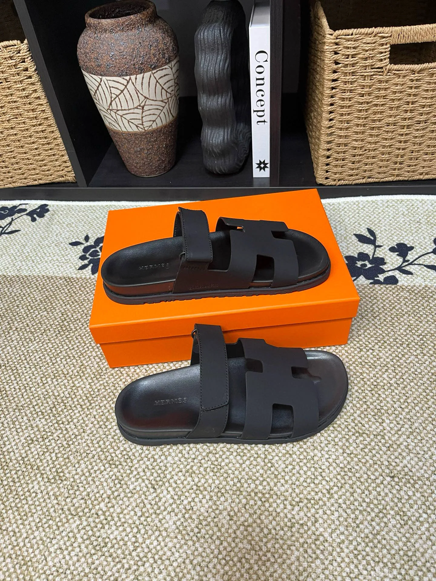P300 Long-term stock Hermes men’s Kazimir slippers for couples - top quality woven calfskin functional sandals with intertwined uppers inspired by the “H” iconic pattern to create a casual look, perfect for summer. Imported cowhide + cowhide lining + TUP outsole Size: 35-46